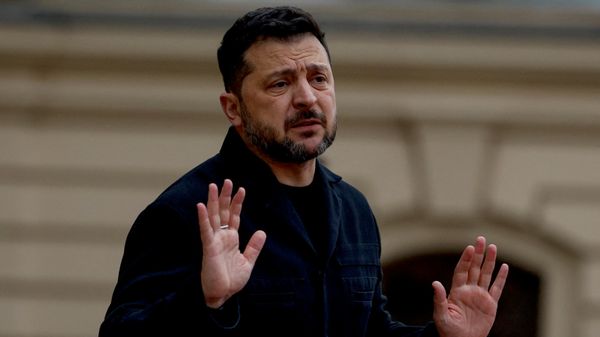 Владимир Зеленский общается с представителями СМИ в Киеве, Украина, 22 октября 2026 года.  - Sputnik Тоҷикистон