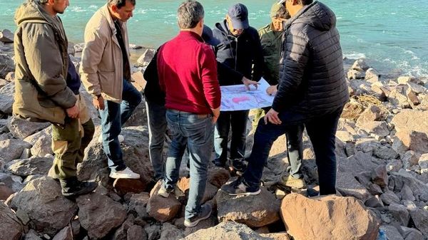Вазири энергетика ва захираҳои оби Тоҷикистон Далер Ҷумъа тавассути обанбори НБО Норак ба мавзеи бунёди Неругоҳи барқи обии Хуталон (Шӯроб) рафта, аз маҳалли пешбинишудаи иншоот боздид намуд - Sputnik Тоҷикистон