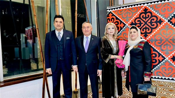 محمد ظاهر اغبر، سفیرافغانستان در تاجیکستان، در مراسم گرامی‌داشت از روز جمهوری قزاقستان که با حضور مقام‌های بلندپایه، دیپلومات‌ها و شخصیت‌های سیاسی و فرهنگی در شهر دوشنبه برگزار شد، اشتراک ورزید - Sputnik تاجیکستان