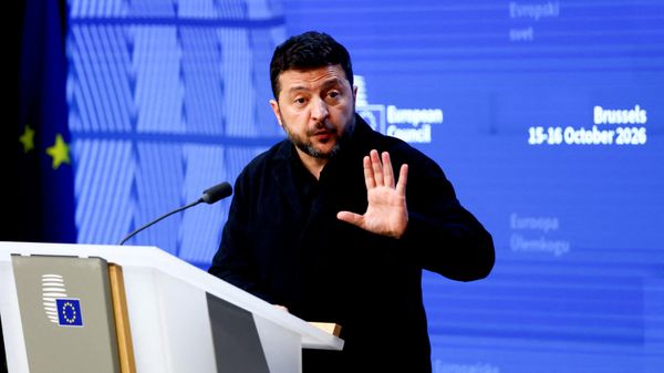 Владимир Зеленский выступает на пресс-конференции во время саммита лидеров Европейского союза в Брюсселе, Бельгия, 16 октября 2026 года.  - Sputnik Тоҷикистон