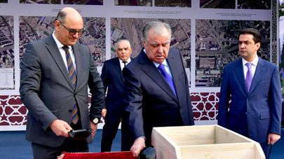 Эмомали Рахмон и Председатель Национального собрания Верховного Совета Республики Таджикистан Рустам Эмомали заложили первый камень в основание строительства двухуровневых дорог на проспекте Саади Ширози в Душанбе.
