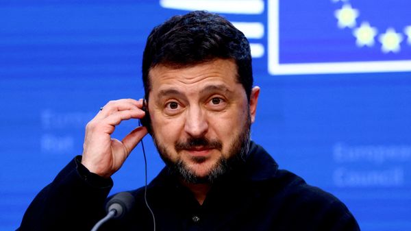 Владимир Зеленский на пресс-конференции во время саммита лидеров Европейского союза в Брюсселе, Бельгия, 16 октября 2026 года. - Sputnik Таджикистан