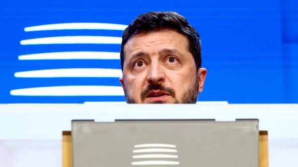 Владимир Зеленский на пресс-конференции во время саммита лидеров Европейского союза в Брюсселе, Бельгия, 16 октября 2026 года. - Sputnik Таджикистан