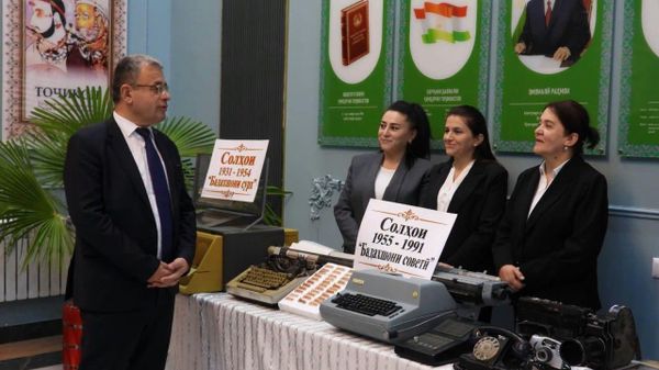 Тақдими медали ҷашнӣ ба раиси ВМКБ Сафарзода Шарифхон Тақдими медали ҷашнӣ ба раиси ВМКБ Сафарзода Шарифхон - Sputnik Тоҷикистон
