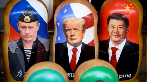 Матрешки с изображениями президента России Владимира Путина, президента США Дональда Трампа и председателя КНР Си Цзиньпина. - Sputnik Таджикистан