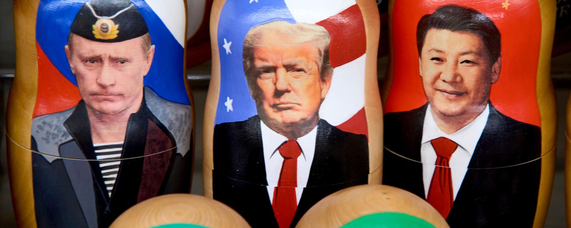 Матрешки с изображениями президента России Владимира Путина, президента США Дональда Трампа и председателя КНР Си Цзиньпина. - Sputnik Таджикистан, 1920, 29.10.2026