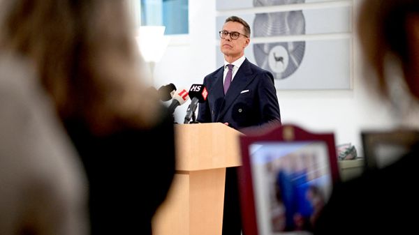 Президент Финляндии Александр Стубб беседует с представителями СМИ в Хельсинки, Финляндия, 27 октября 2026 года. - Sputnik Таджикистан