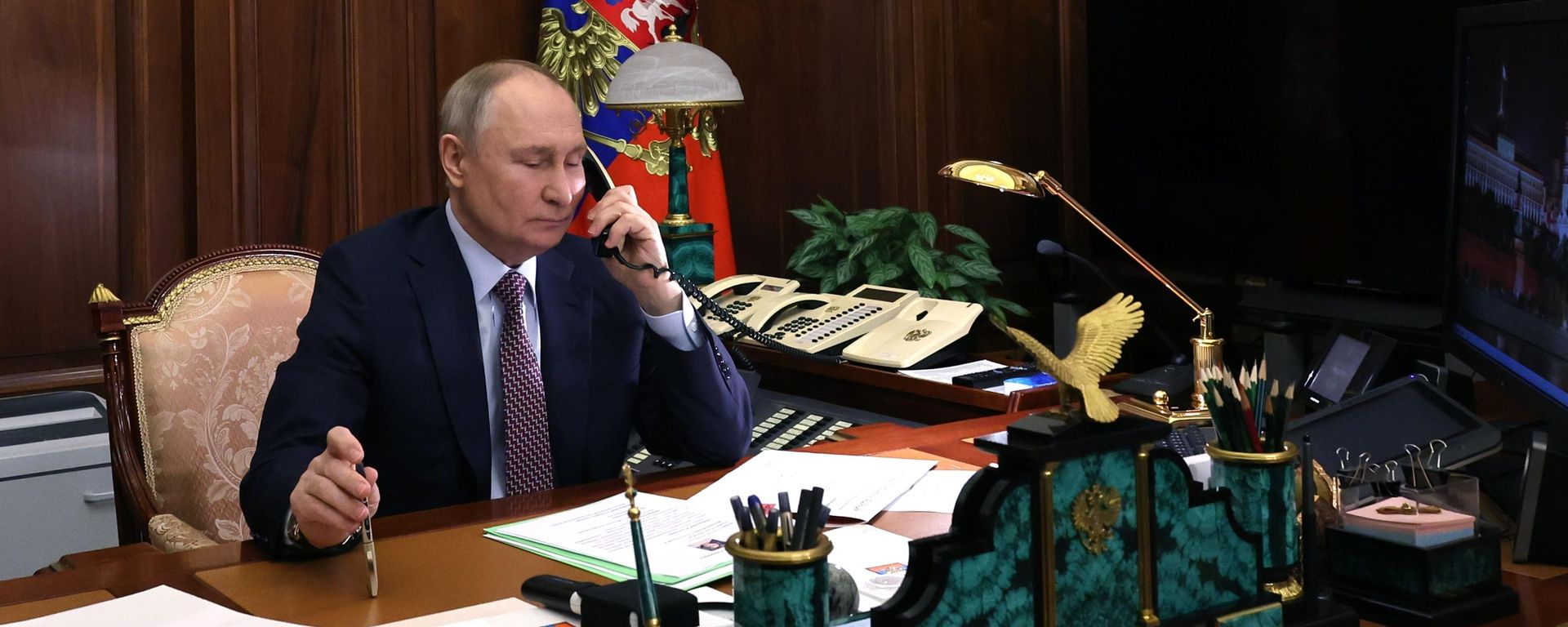 Президент РФ Владимир Путин говорит по телефону. Архивное фото - Sputnik Таджикистан, 1920, 29.10.2026