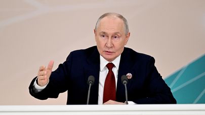 Президент РФ Владимир Путин выступает с заявлением для СМИ после пленарного заседания III Саммита "Россия - Африка" в Москве.