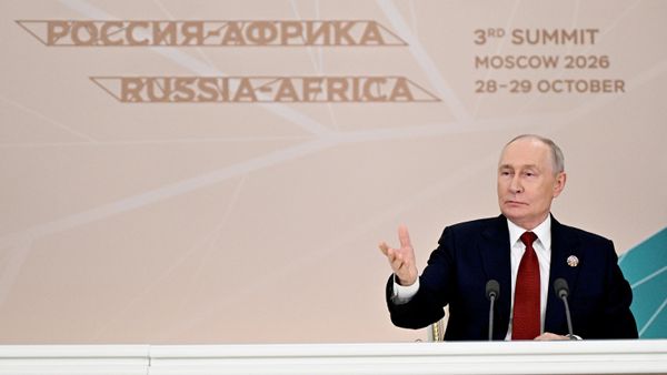 Президент РФ Владимир Путин выступает с заявлением для СМИ после пленарного заседания III Саммита Россия - Африка в Москве.  - Sputnik تاجیکستان