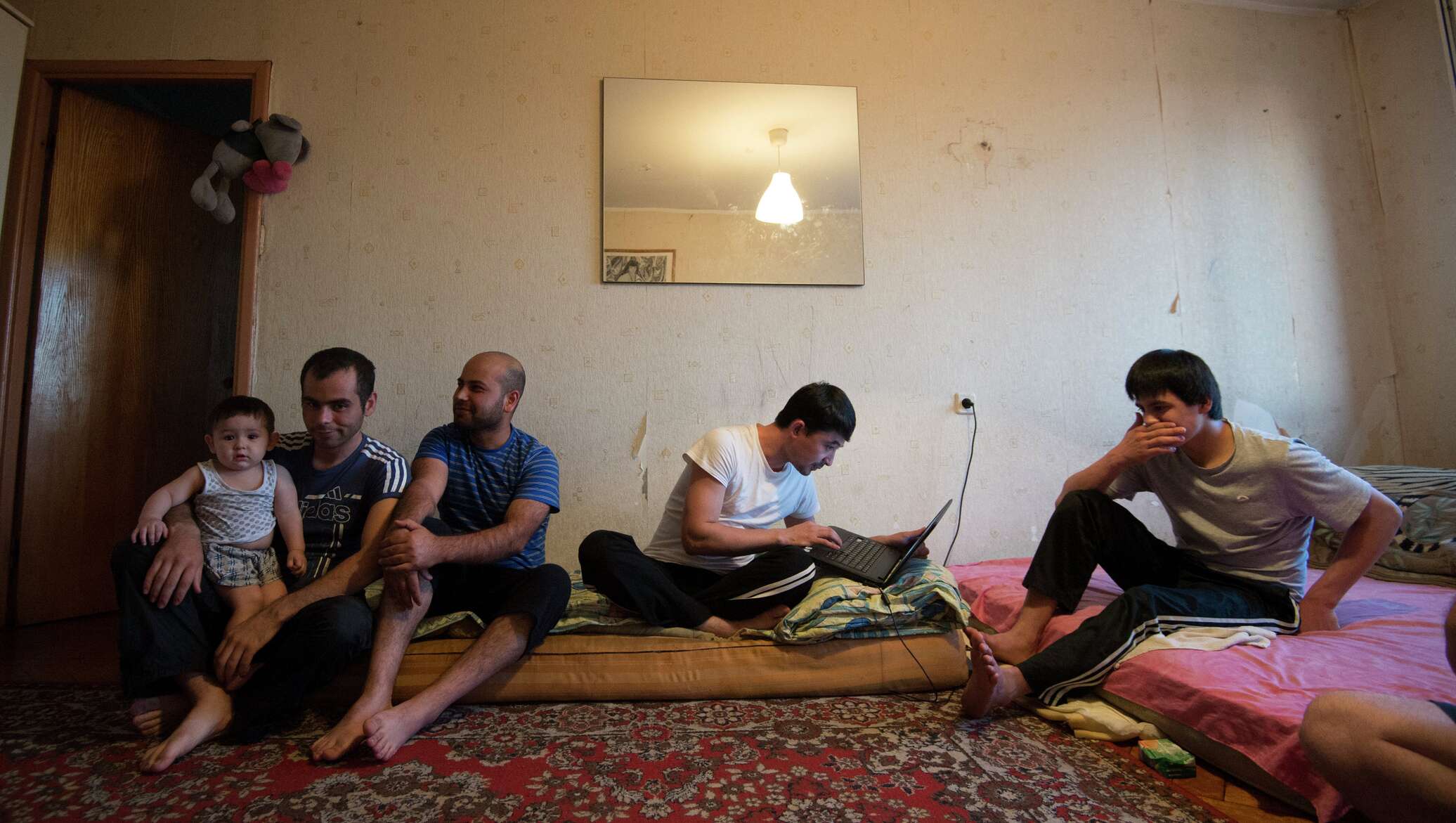 Фото узбеки спят. Мигранты в квартире. Гастарбайтеры в одной комнате. Таджики в квартире. Киргизы в квартире.