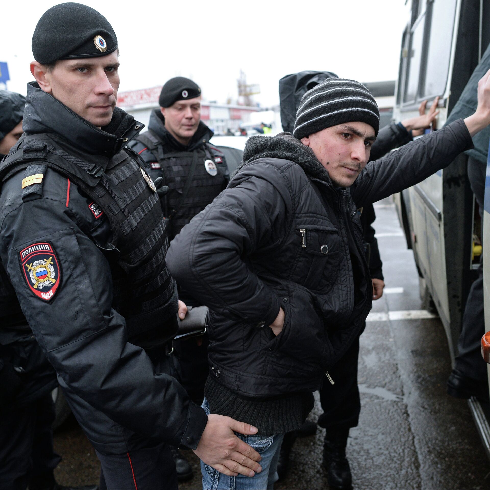 Поймали таджиков в москве. Преступность мигрантов. Полиция и иностранные граждане. Полиция проверяет мигрантов. Мигранты и полиция в России.