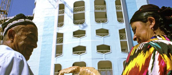 Новоселы Зикрия Шарифов и его жена Шамсие Новоселы Зикрия Шарифов и его жена Шамсие - Sputnik Таджикистан