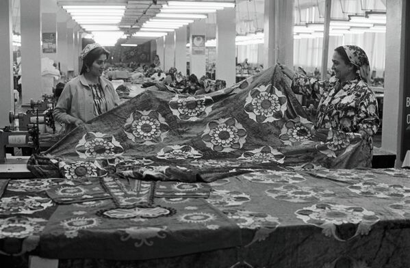Мастерицы таджикского производственного объединения Гулдаст демонстрируют образцы декоративных тканей - Sputnik Таджикистан