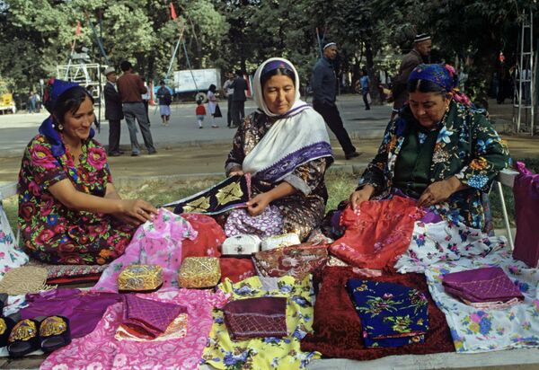 Участницы фестиваля народных умельцев Таджикистана День мастеров демонстрируют свои изделия, 1988 г - Sputnik Таджикистан