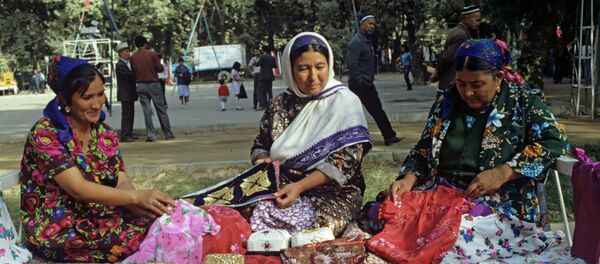 Участницы фестиваля демонстрируют свои изделия - Sputnik Таджикистан