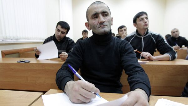 Сдача мигрантами экзамена по русскому языку - Sputnik Таджикистан