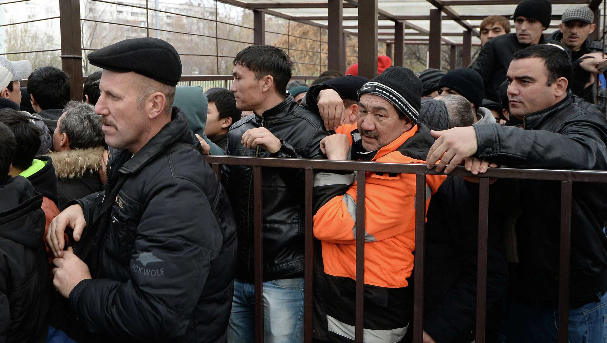 толпа таджиков в москве