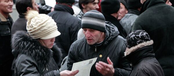 Гастарбайтеры выстроились в очередь у консульского отдела посольства Таджикистана - Sputnik Таджикистан