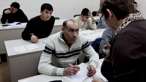Обучение мигрантов русскому языку в Дальневосточном федеральном университете. Архивное фото - Sputnik Таджикистан