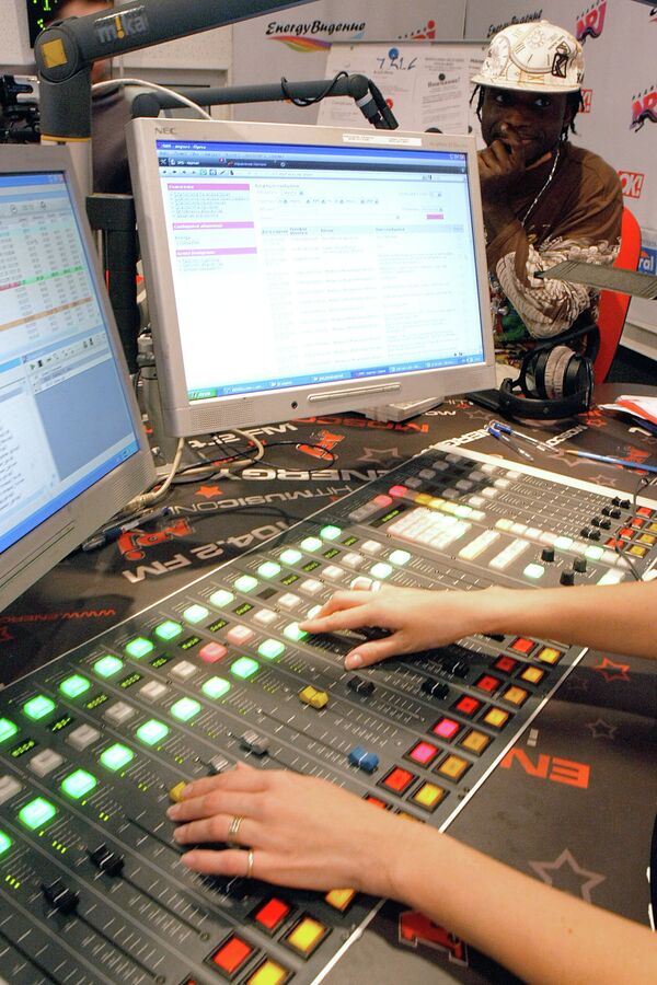 Микшерские пульты в студии радиостанции. Архивное фото - Sputnik Таджикистан