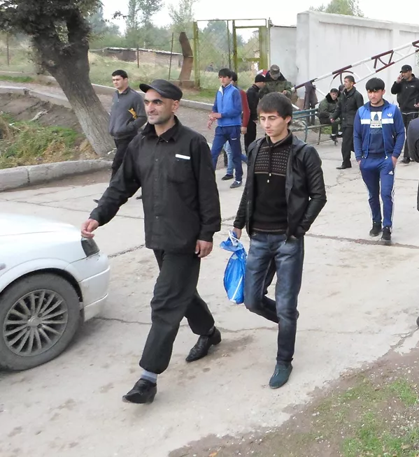 Зиндониёни афвшуда аз маҳбаси Ваҳдат Зиндониёни афвшуда аз маҳбаси Ваҳдат - Sputnik Тоҷикистон