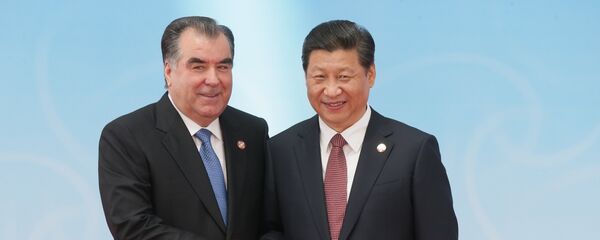 Роҳбарони Тоҷикистону Чин- Эмомалӣ Раҳмон ва Си Тзинпин. Акс аз бойгонӣ - Sputnik Тоҷикистон