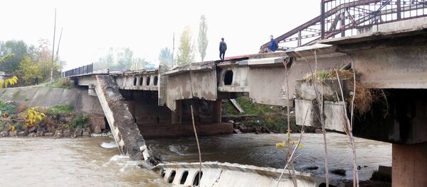 Рухнувший мост в районе Рудаки, соединяющий столицу с югом - Sputnik Тоҷикистон