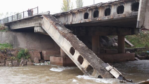 Рухнувший мост в районе Рудаки, соединяющий столицу с югом - Sputnik Таджикистан