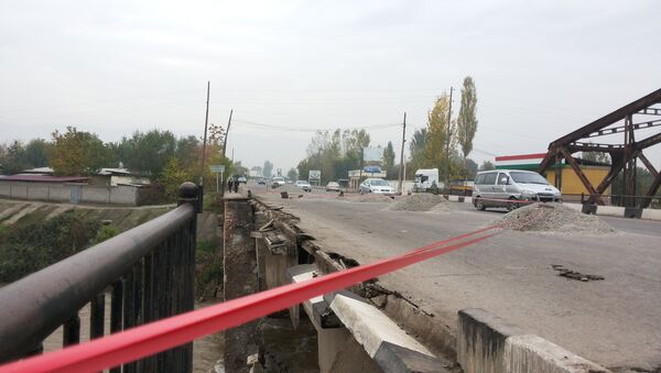 Рухнувший мост в районе Рудаки, соединяющий столицу с югом - Sputnik Тоҷикистон
