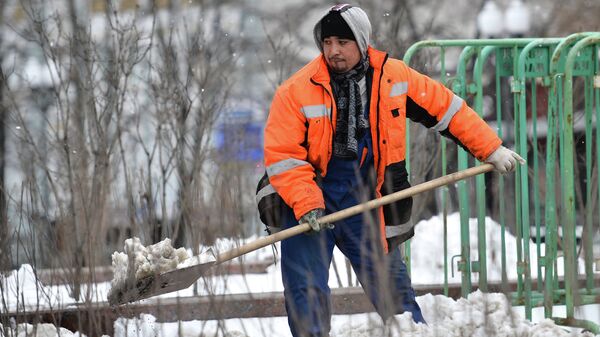 Мигрант убирает снег в Москве. Архивное фото - Sputnik Таджикистан