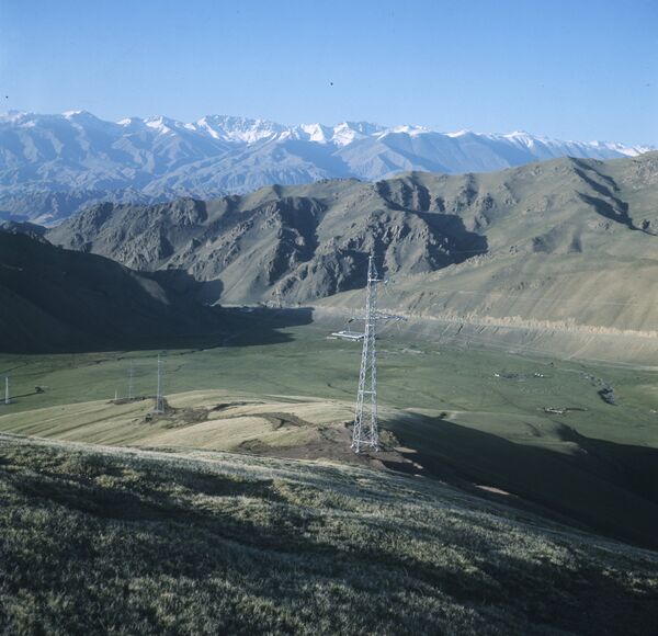 Высоковольтная линия электропередачи в горах Тянь-Шаня. Архивное фото - Sputnik Таджикистан