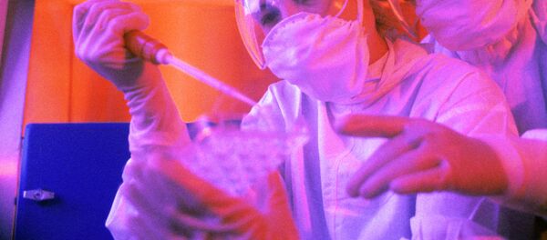 Исследование крови, зараженной вирусом СПИДа. Архивное фото. - Sputnik Таджикистан