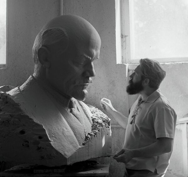 Скульптура В.И. Ленина. Архивное фото - Sputnik Таджикистан