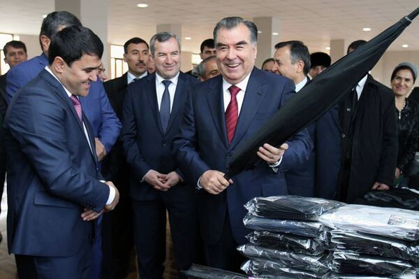 Президент Таджикистана в ходе рабочей поездки в Яванский район Хатлонской области - Sputnik Таджикистан