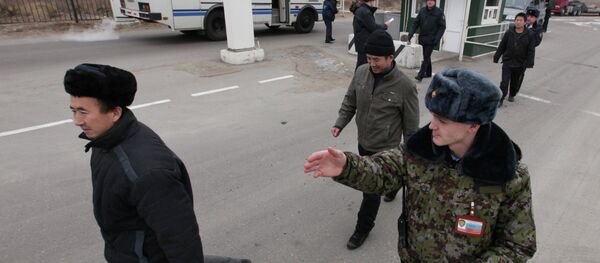 Выдворение иностранных граждан за пределы РФ судебными приставами. Архивное фото Выдворение иностранных граждан за пределы РФ судебными приставами. Архивное фото - Sputnik Таджикистан