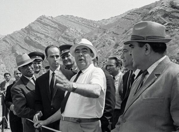Генеральный секретарь ЦК КПСС Л. И. Брежнев на строительстве Нурекской ГЭС - Sputnik Таджикистан