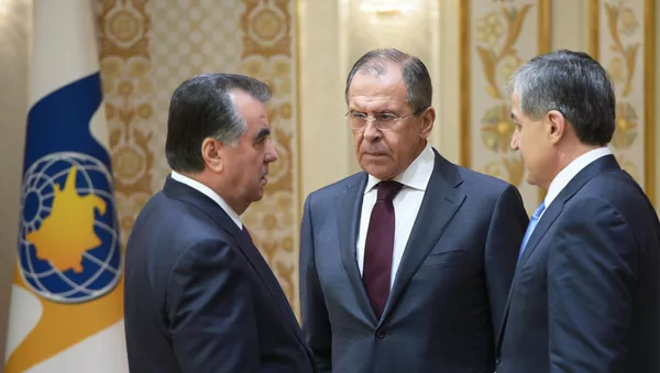 Эмомалӣ Раҳмон, президенти Тоҷикистон ва вазирони умури хориҷаи Русияву ҶТ- Сергей Лавров ва Сироҷиддин Аслов. Акс аз бойгонӣ - Sputnik Тоҷикистон