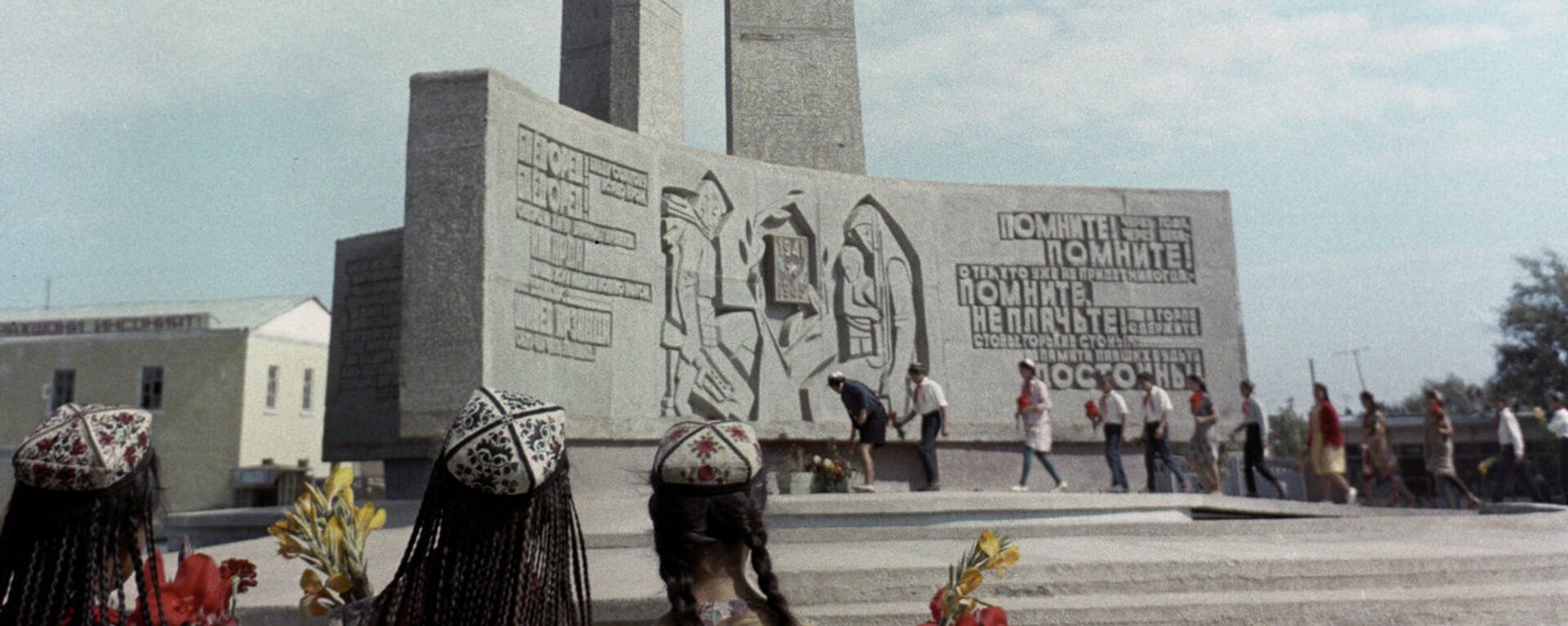 Памятник воинам ВОВ - Sputnik Тоҷикистон, 1920, 01.02.2021