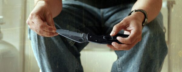 Нож в руках, архивное фото - Sputnik Тоҷикистон