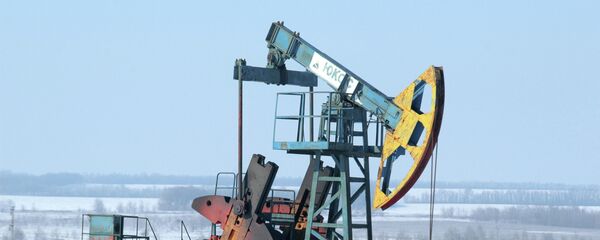 Штанговый насос на нефтяной скважине. Архивное фото Штанговый насос на нефтяной скважине. Архивное фото - Sputnik Таджикистан