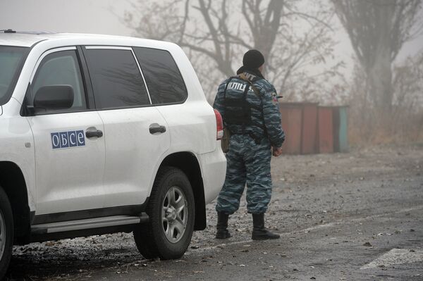 Наблюдатели ОБСЕ осматривают КПП Новоазовск - Sputnik Таджикистан