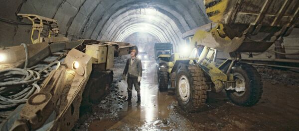 Сохтмони нақби Роғун. Акс аз бойгонӣ Сохтмони нақби Роғун. Акс аз бойгонӣ - Sputnik Тоҷикистон