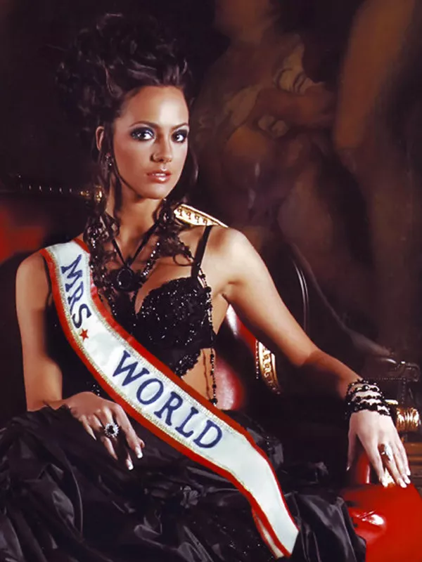 Зебосанами ҷаҳон - 2006. София Аржаковская (Русия). Акс аз сомонаи Mrs. World Зебосанами ҷаҳон - 2006. София Аржаковская (Русия). Акс аз сомонаи Mrs. World - Sputnik Тоҷикистон