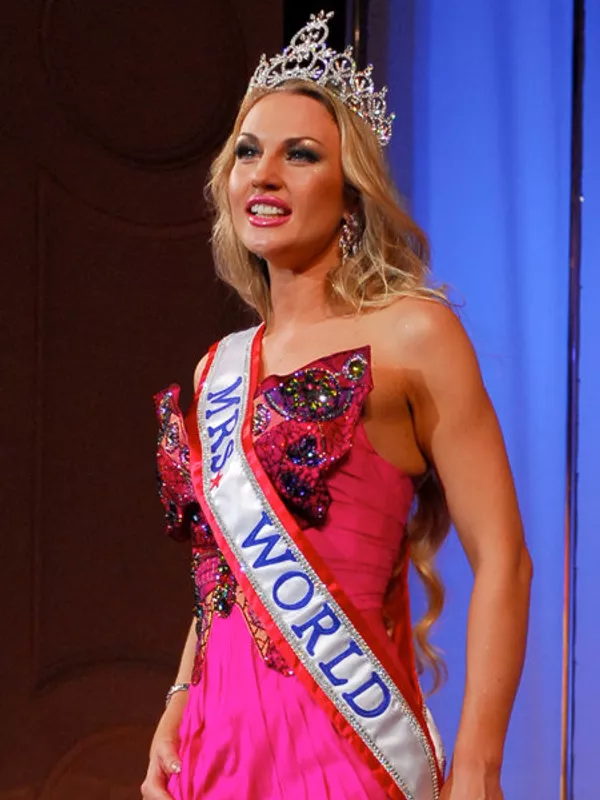 Зебосанами ҷаҳон - 2008. Наталя Шмаренкова (Украина). Акс аз сомонаи Mrs. World Зебосанами ҷаҳон - 2008. Наталя Шмаренкова (Украина). Акс аз сомонаи Mrs. World - Sputnik Тоҷикистон