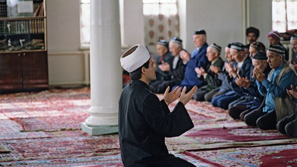 Во время службы в московской соборной мечети. Архивное фото. - Sputnik Таджикистан