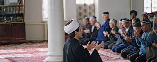 Служба в мечети, архивное фото Служба в мечети, архивное фото - Sputnik Тоҷикистон