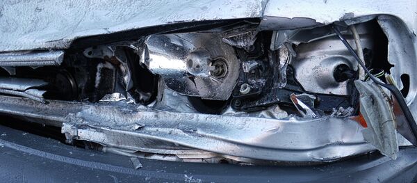 Разбитая фара автомобиля. Архивное фото - Sputnik Тоҷикистон