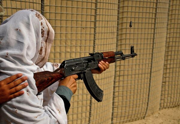 Афганская женщина учится стрелять из автомата. Архивное фото - Sputnik Таджикистан