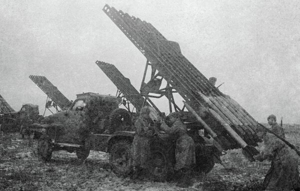 Красноармейцы заряжают установки БМ-13 (Катюша). Архивное фото - Sputnik Таджикистан
